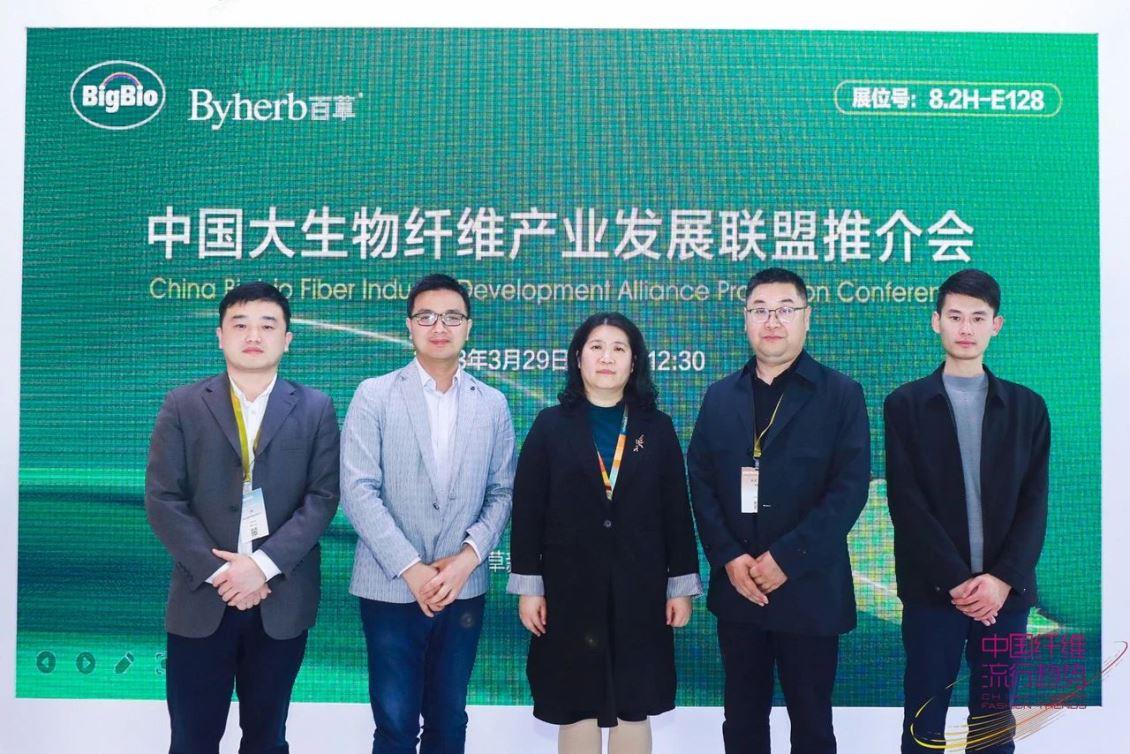 百“纖”爭艷競風(fēng)流，優(yōu)企匯聚“展”風(fēng)采。2023年3月28日上午2023yarnexpo春夏紗線展在國家會展中心（上海）盛裝啟幕。